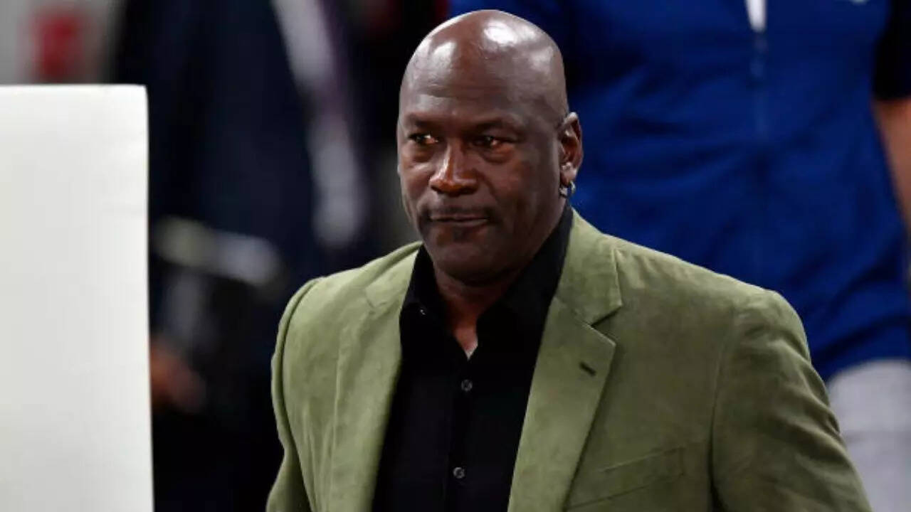 Michael Jordan’s court appearance sparks huge fan reaction outside courthouse