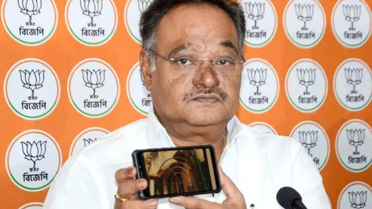 Babri Masjid row: Bengal BJP leader performs puja for Ram Mandir in Murshidabad