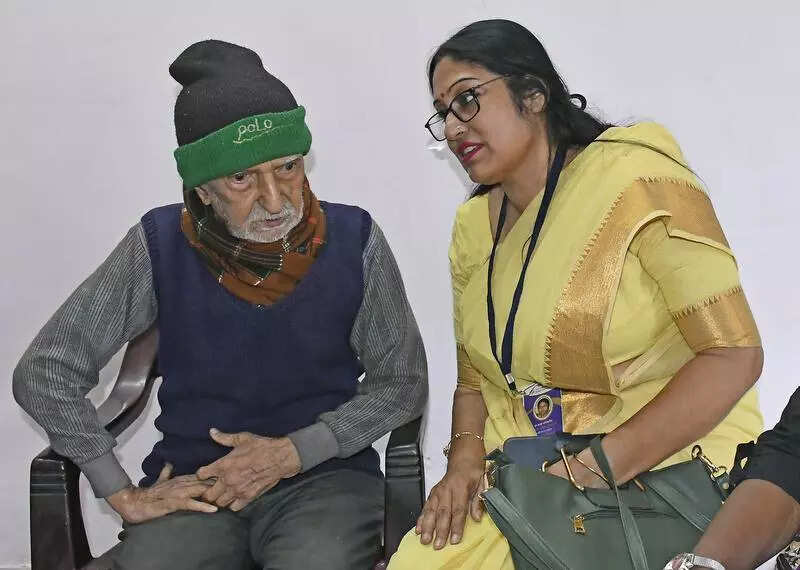 On last Sun before deadline, BLOs check on voters aged 85 and above