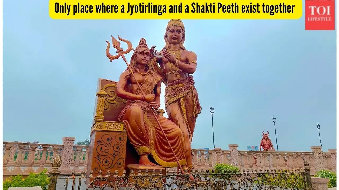 Which is the only place in India where a Jyotirlinga and a Shakti Peeth exist together