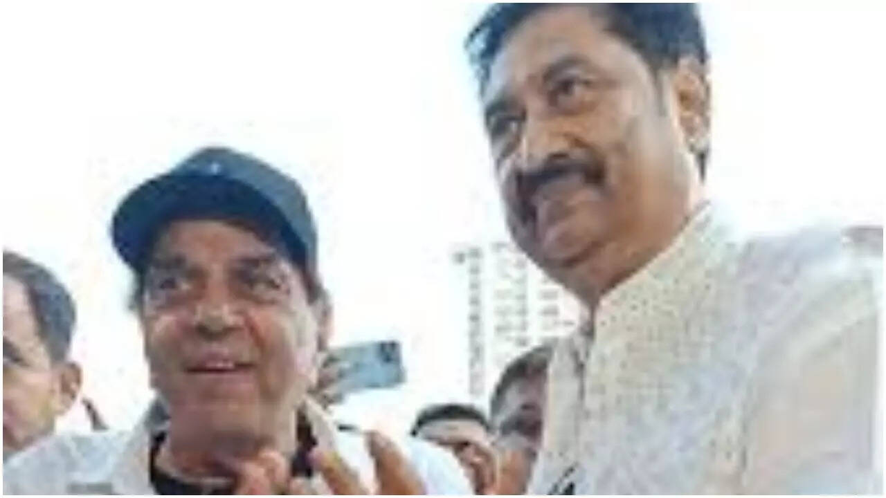 Kumar Sanu pays tribute to late Dharmendra