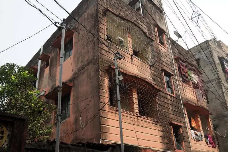 Woman, mom found living with dad’s body