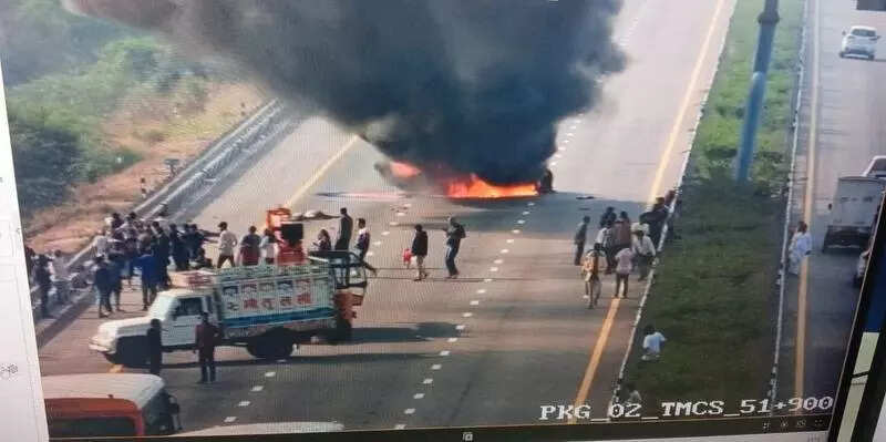 Cop’s wife, four kids killed in e-way crash