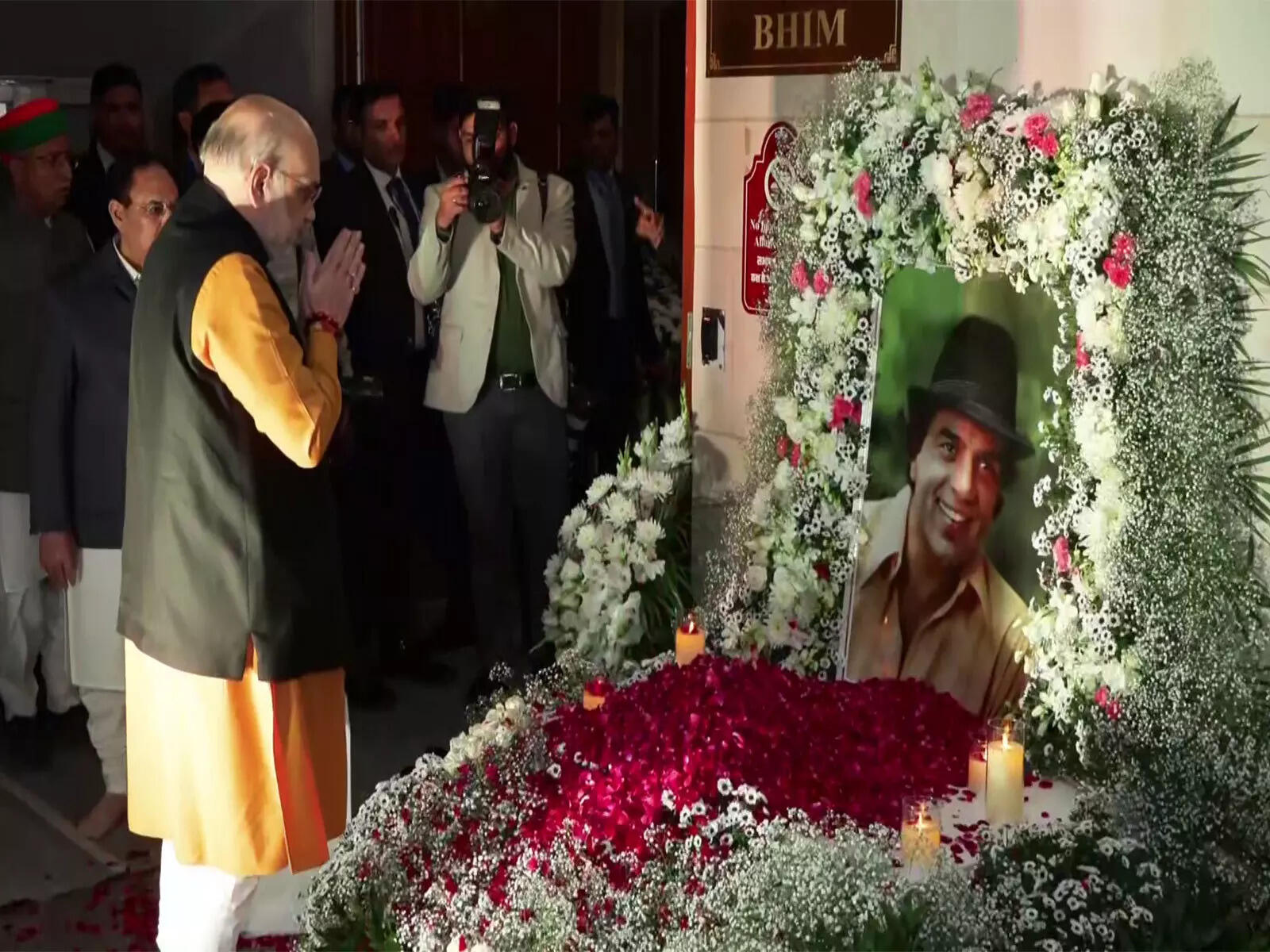 Amit Shah pays floral tribute to Dharmendra at his prayer meet in Delhi
