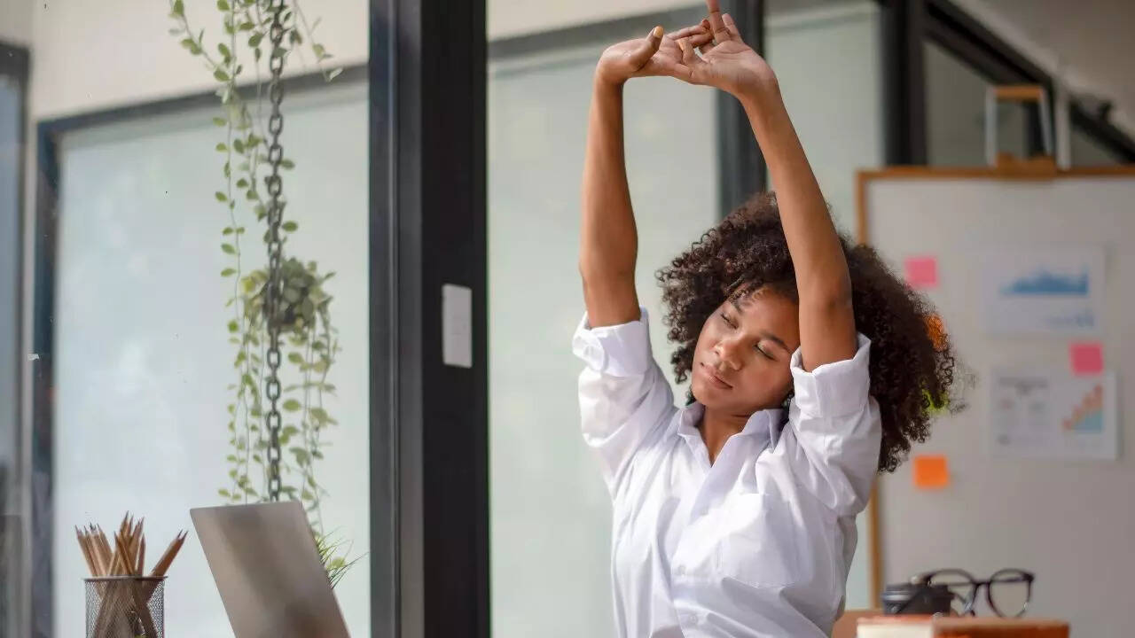 Micro stretching:​‍​‌‍​‍‌​‍​‌‍​‍‌ A 30-second habit that enhances posture, energy levels and relaxation