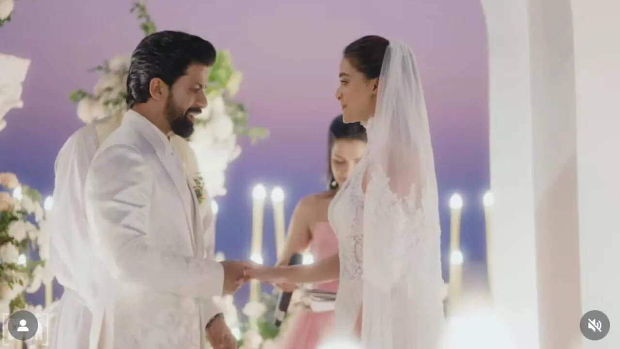 Keerthy can’t resist kissing Antony in unseen wedding moments