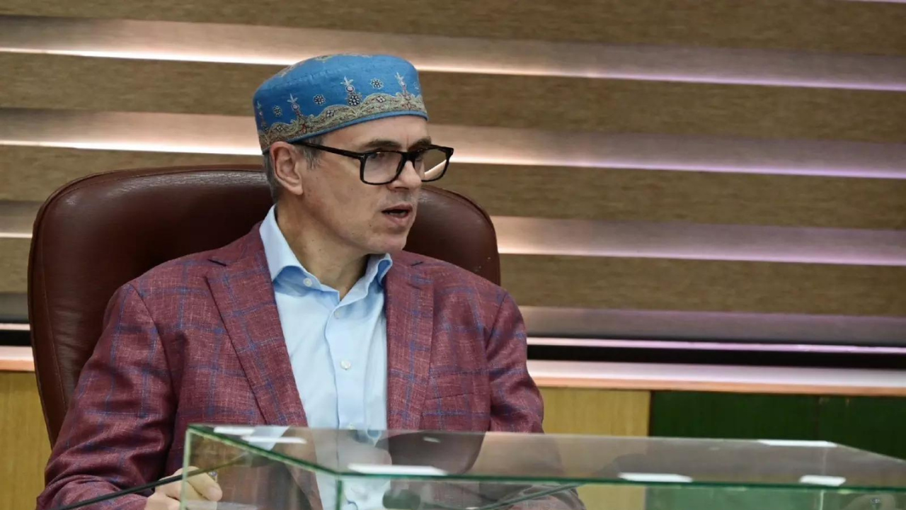 Mirwaiz asks Omar govt to stop arrest of people in decades old cases