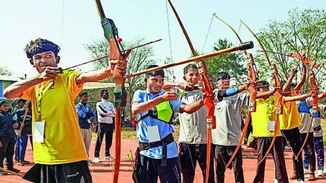 This Hidma's bow &amp; arrow shoots at straw targets