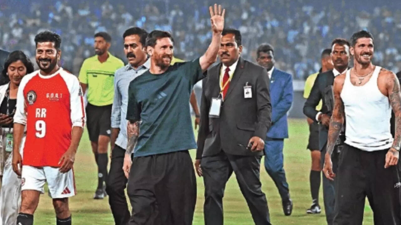 Messi, Rodrigo &amp; Suarez enchant young fans with trademark passes