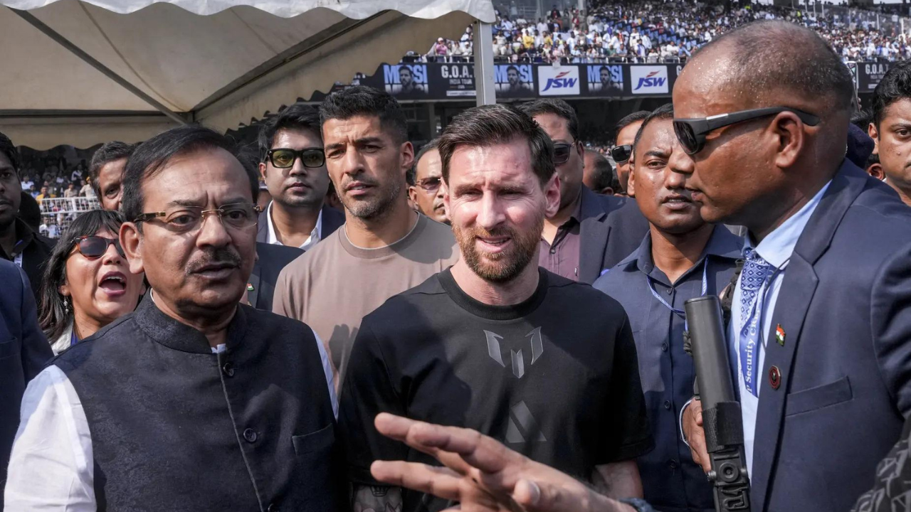 Reasons for Messi mess: Neta clans’ selfie rush; pen scratching icon’s hand set off alarm