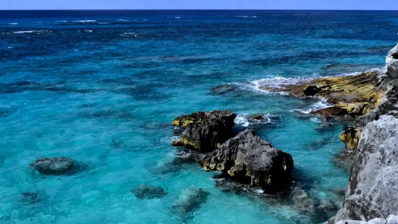 Strange new discovery in the Bermuda Triangle stuns scientists: 20-km-thick rock layer found beneath surface