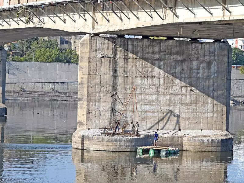 No AMC contracts to firms with cases against them