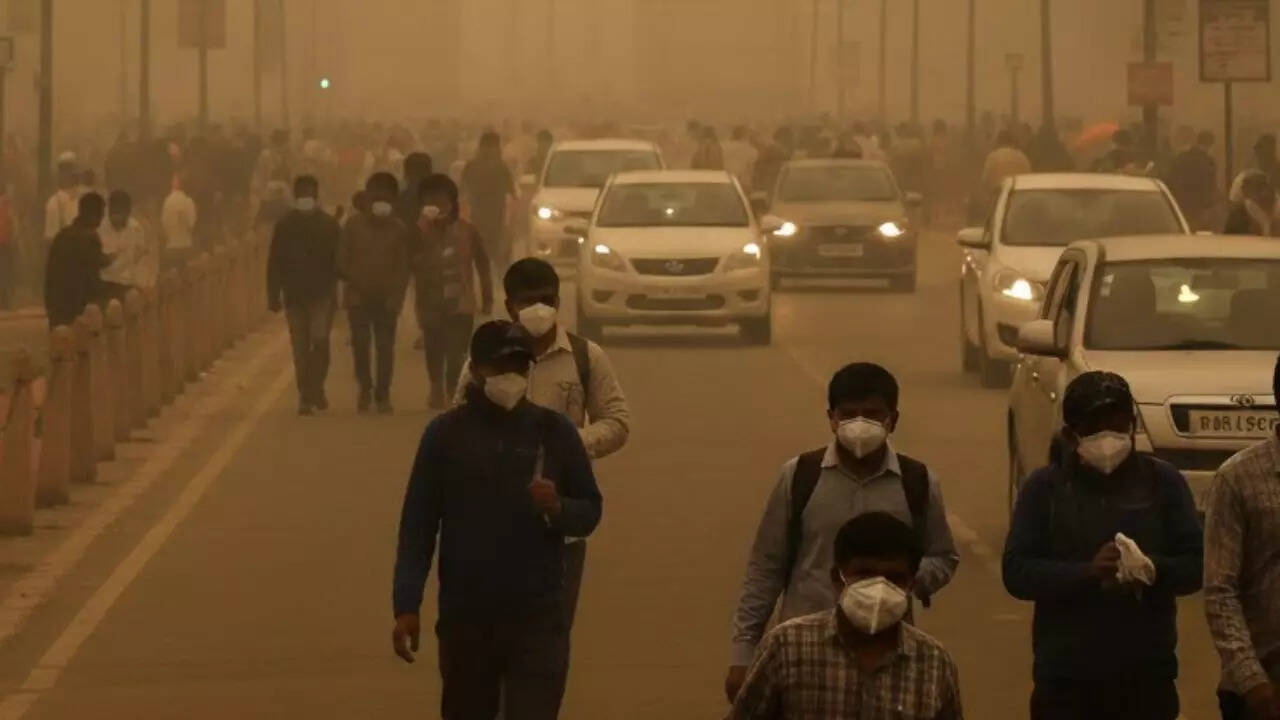 Delhi smog scare goes global: Singapore and UK consulates tell citizens to mask up