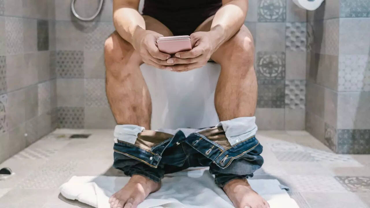Harvard doctor issues warning: Taking your phone to the toilet could be triggering hemorrhoids