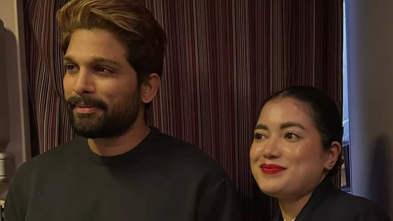 Allu Arjun’s in-flight fan moment with air hostess goes VIRAL