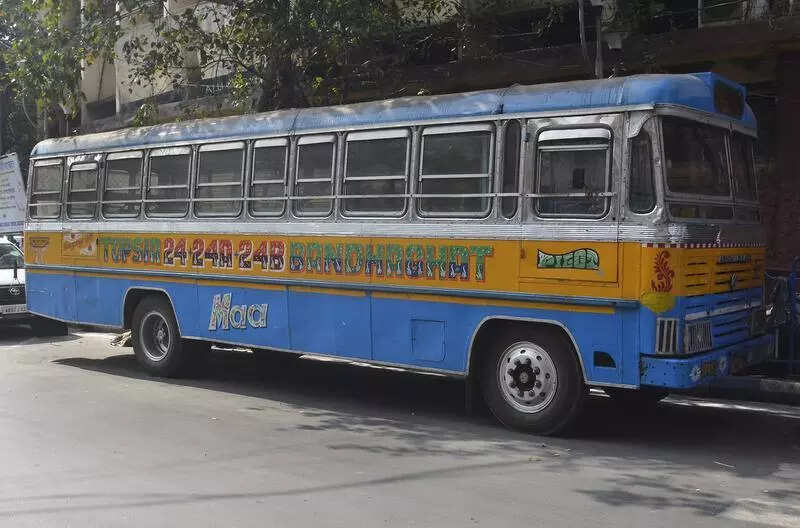 Youth on phone falls off bus in Dalhousie, dies