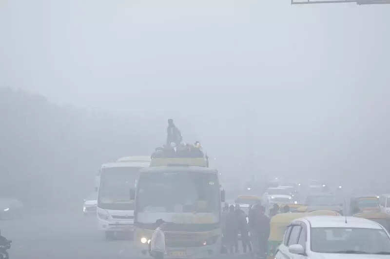 Temperature falls to 17.3 degrees, visibility drops to 100m as dense fog grips Gurgaon