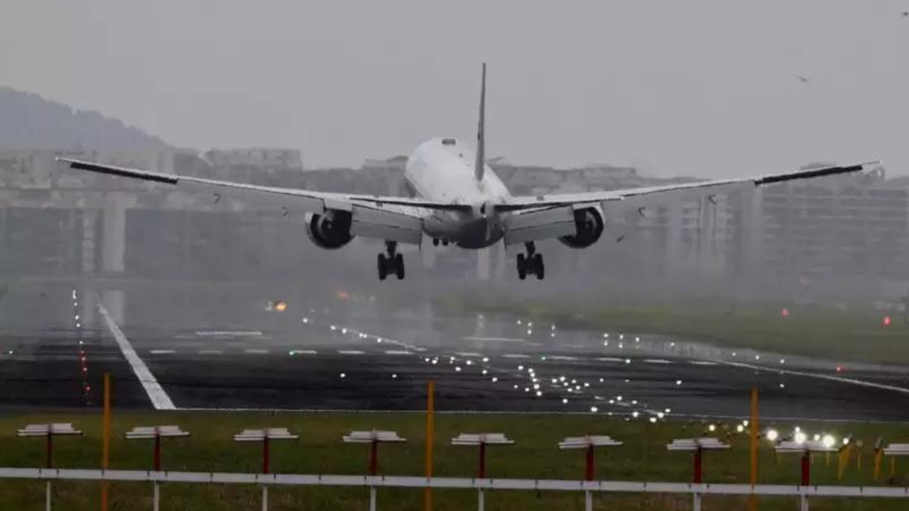 Fog disrupts flights: Dense fog hits Delhi airport operations; 177 cancelled, 500+ delayed