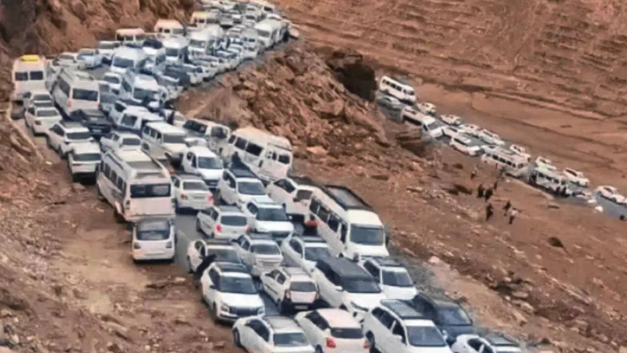 Choking saga! To escape toxic air, Delhiites clog Manali town; 15,000 vehicles in 15 days