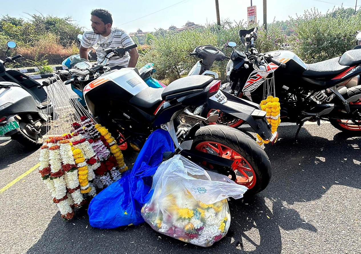 Silent losers, roaring winners and garlands all around