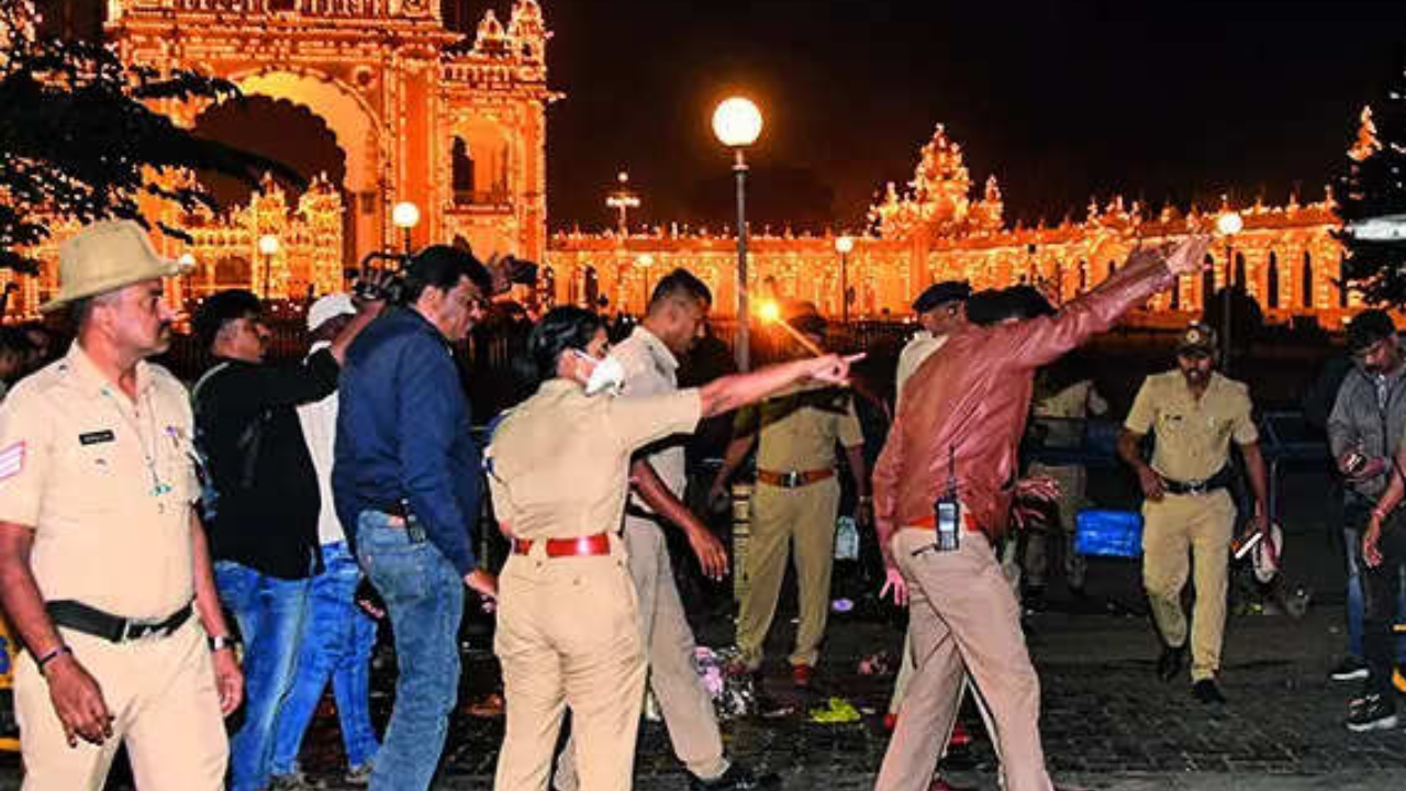 Helium cylinder explosion: Balloon seller killed, 4 injured near Mysuru Palace
