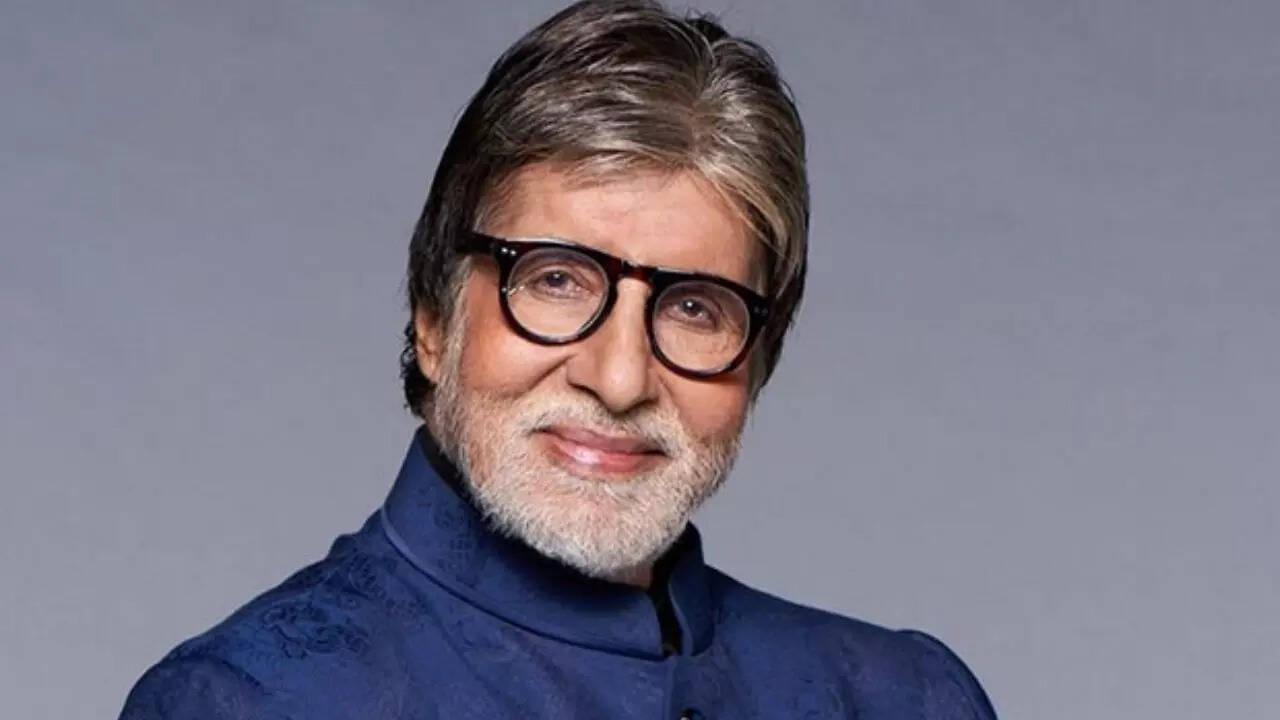 Amitabh enjoys Christmas with cookies