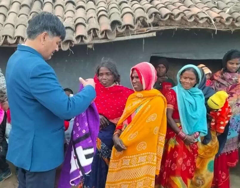 Garhwa SDO Sanjay Kumar's 'Aaye Khushiyan Baatein' Distributes Warm Clothes to 7,000 Needy Families