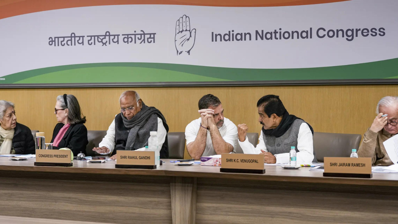 CWC meet: Congress leaders huddle up in Delhi; Sidda, DKS and Tharoor in attendance