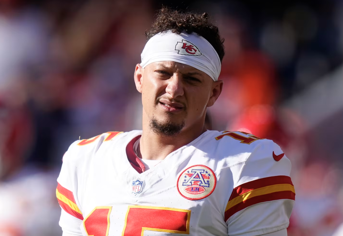 Patrick Mahomes’ sideline smile sparks questions amid Chiefs’ rough season
