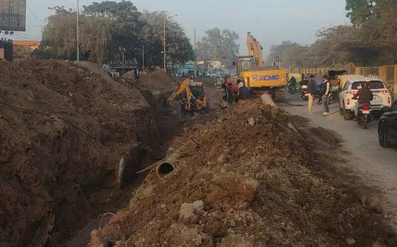 Craters, encroachments, e-ricks trigger snarls on key Delhi link