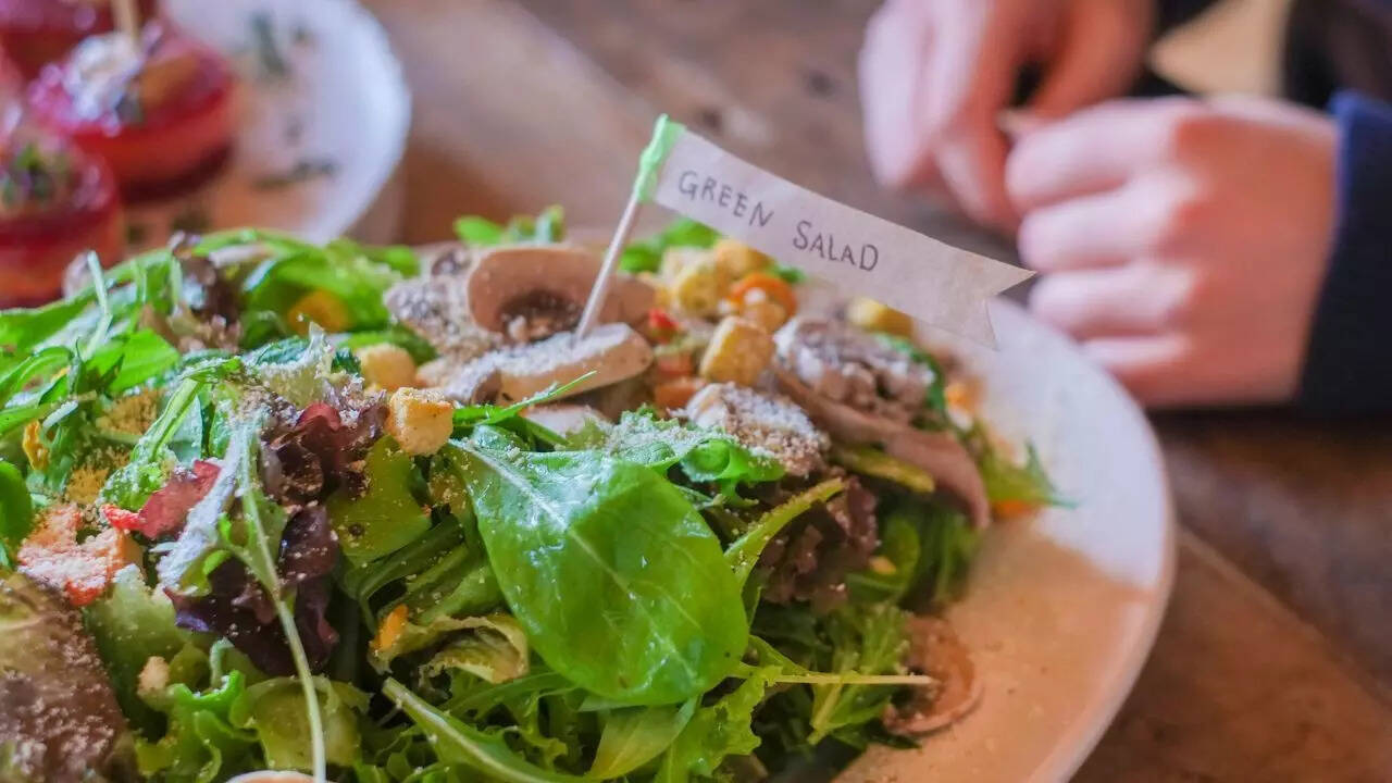 Green salads are NOT as fibre-rich as many believe; UK surgeon breaks down why that’s not always true for daily fibre needs