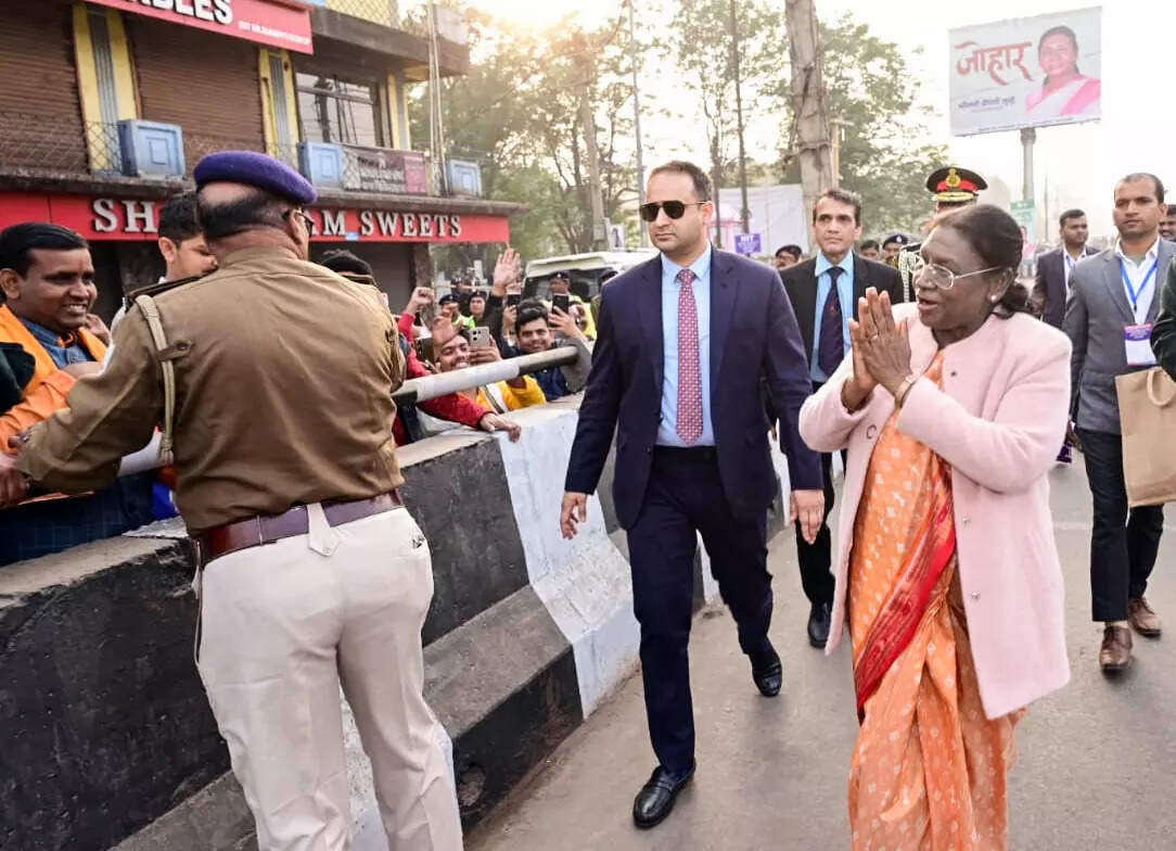 President sets aside protocol to greet crowd in JSR