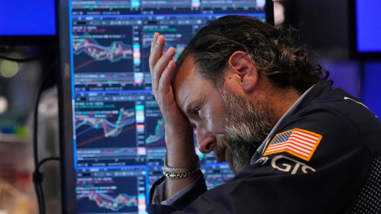 US stocks tick down as tech jitters linger