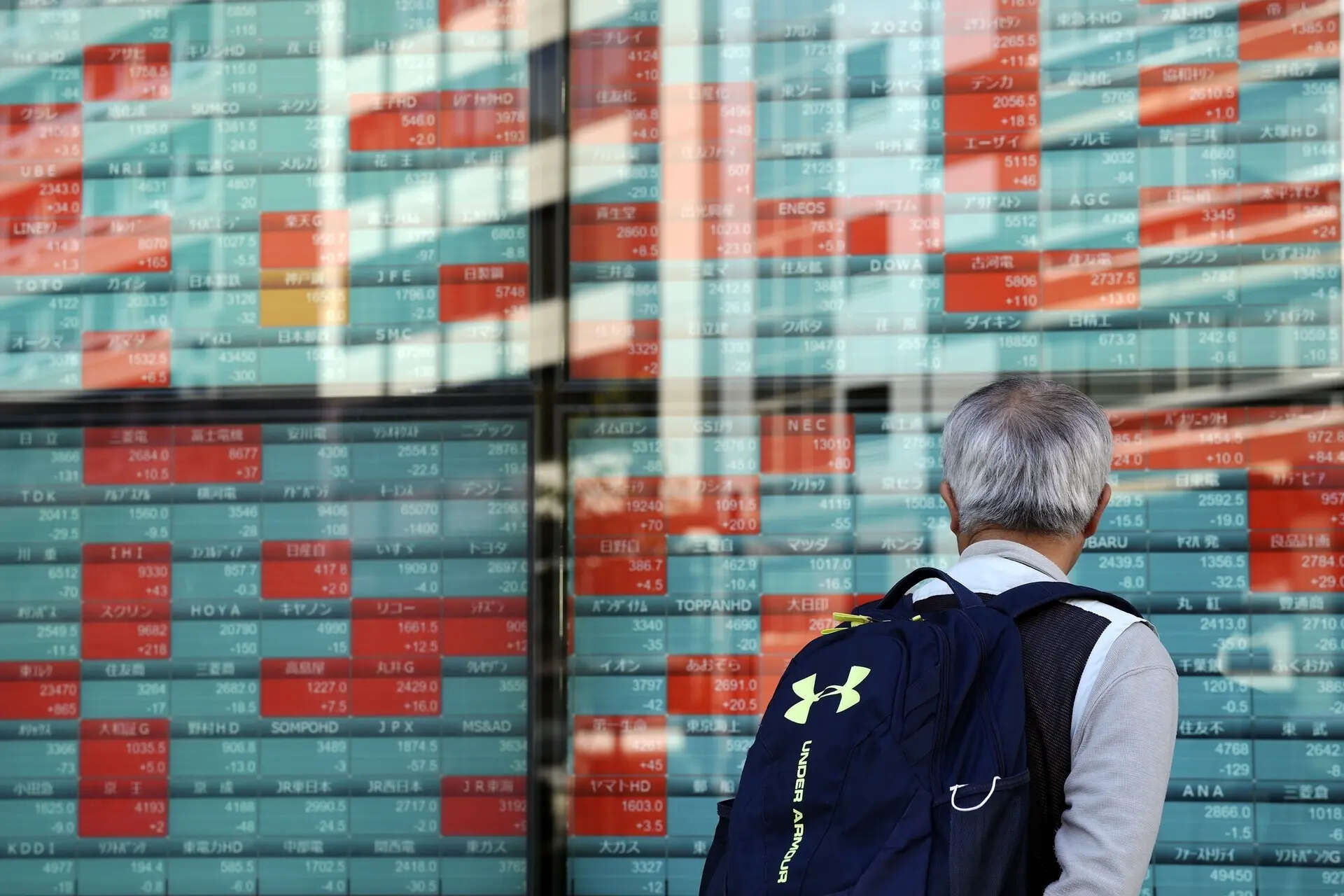 Asian stocks today: Markets trade mostly in red on last trading day of 2025; HSI sheds over 200 points, Kospi flat