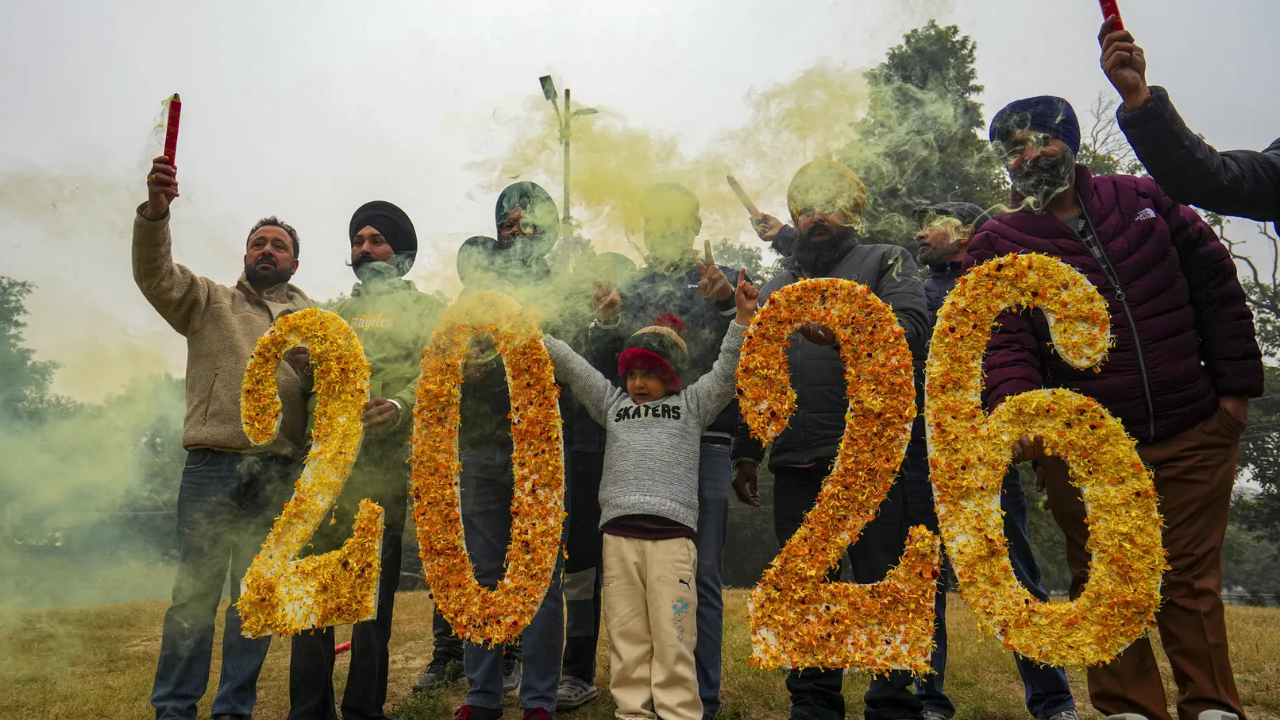 Joy, festivity, fireworks: India welcomes New Year 2026; President Murmu extends greetings