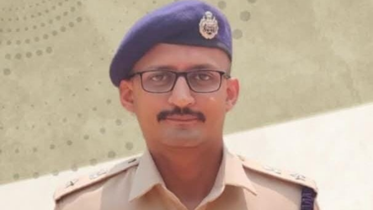 Ballari clash: SP suspended within 24 hours of taking charge; FIRs filed against Janardhana Reddy, Sriramulu