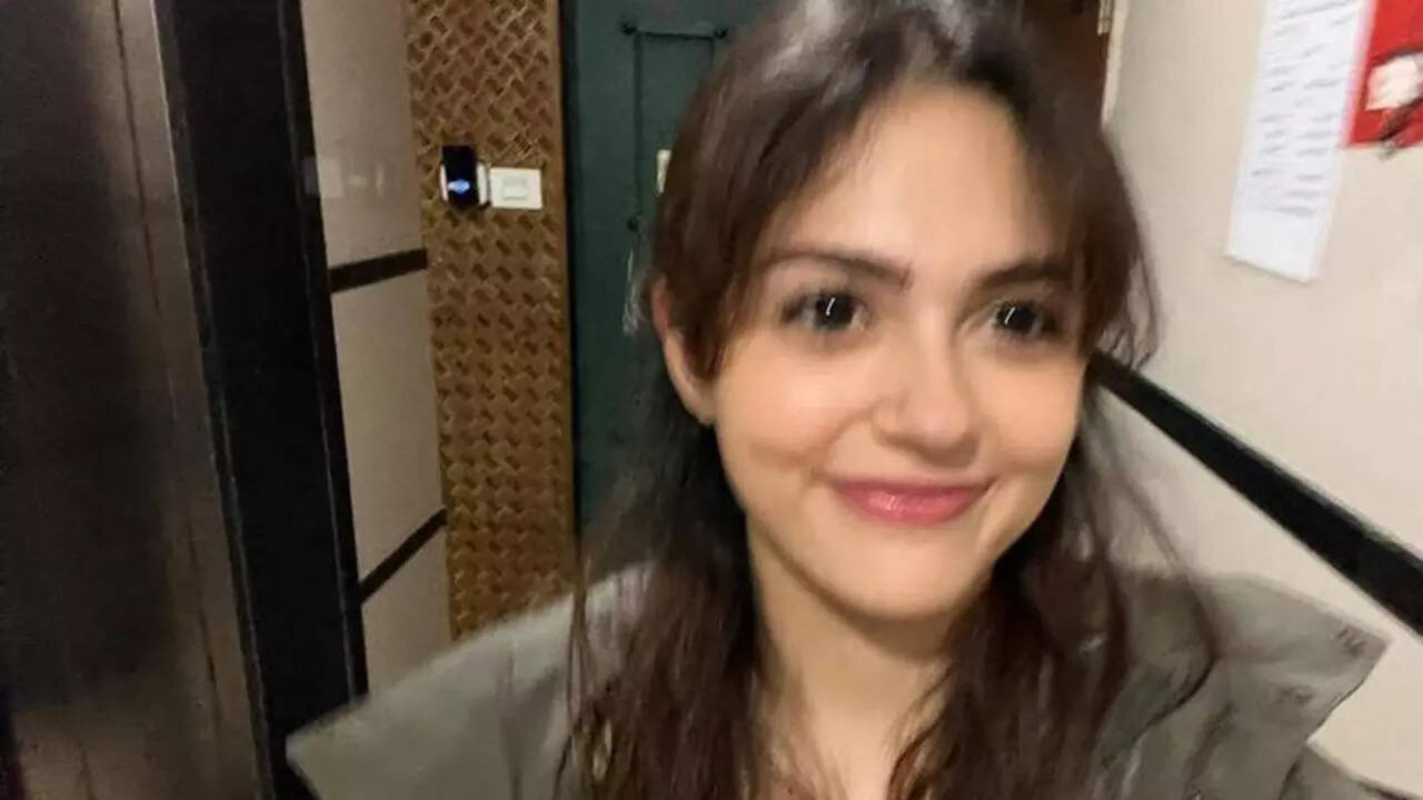 Aneet Padda kicks off 2026 with cheerful blur selfie, apologises for a late New Year wish and pens a warm, whimsical note for her fans