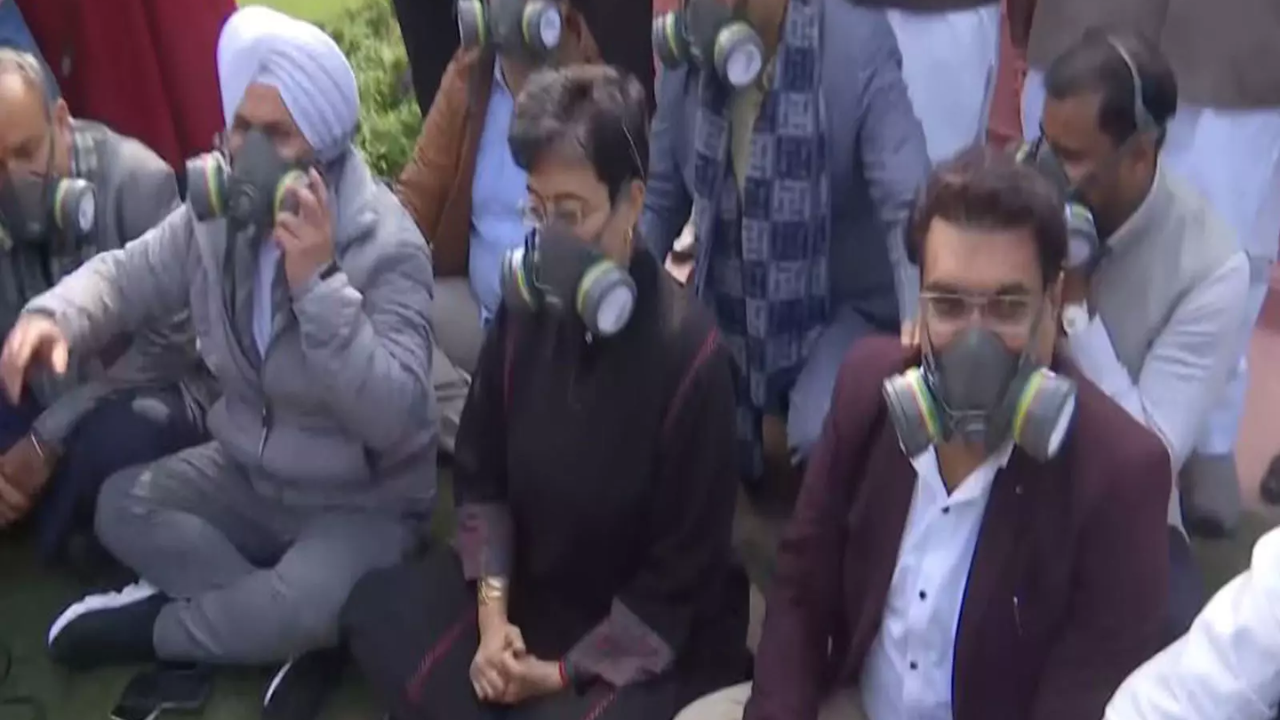 AAP holds protest in Delhi Assembly premises over rising air pollution