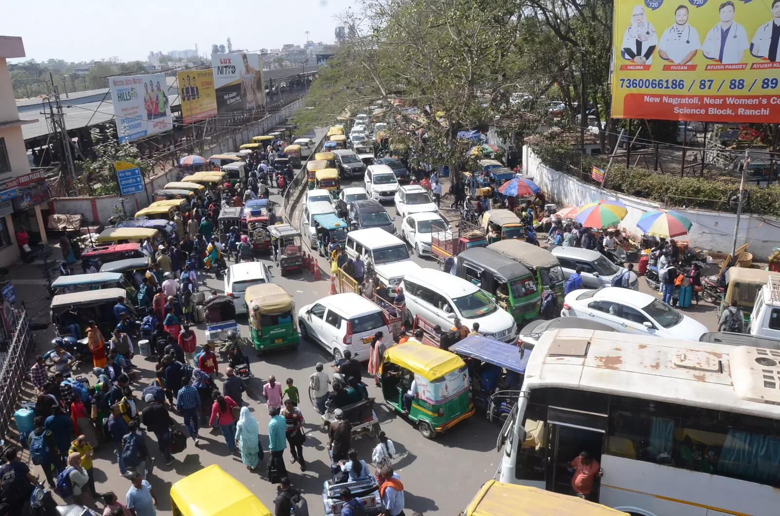 Vendors back on footpaths days after they are evicted
