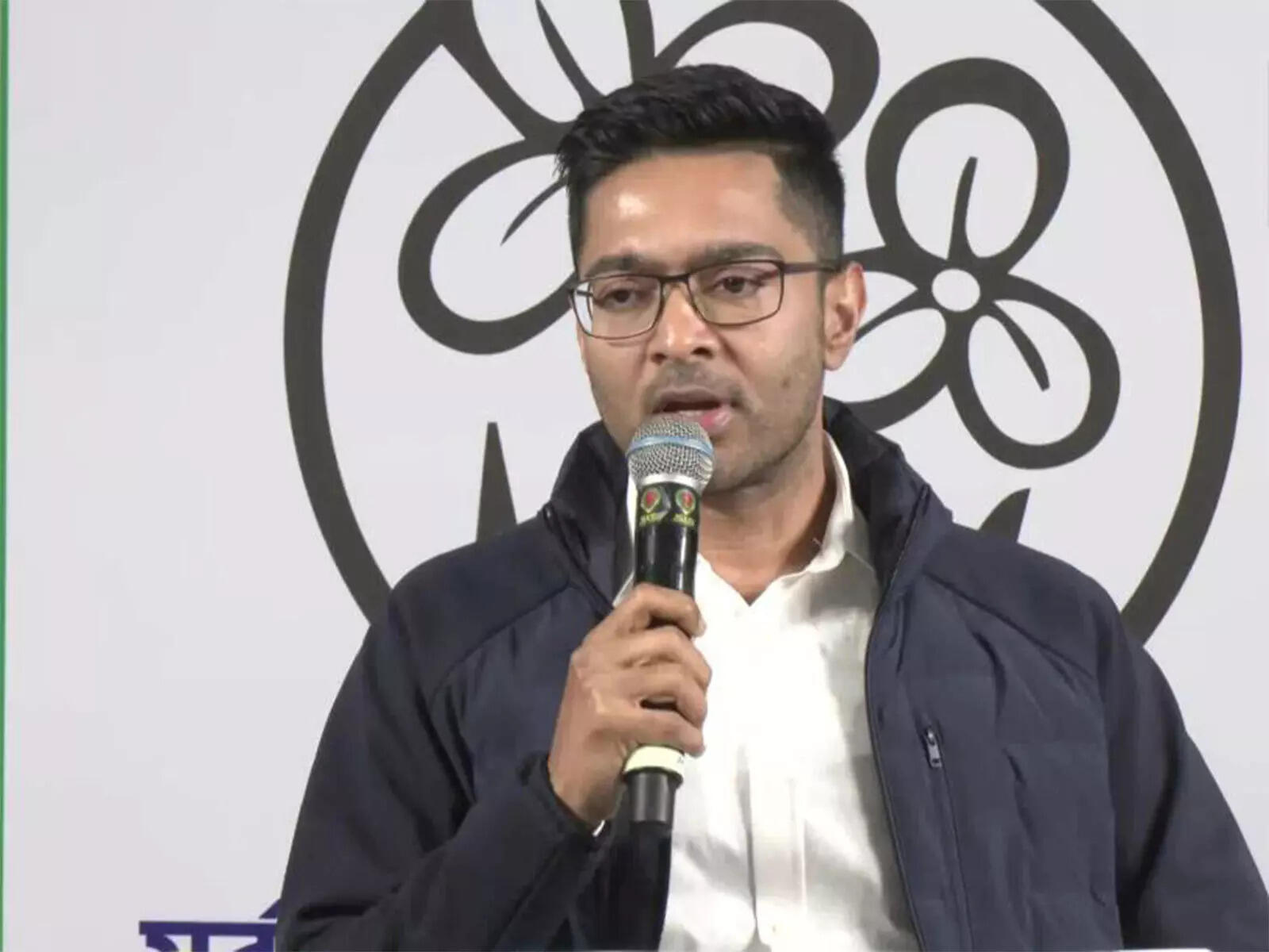 Chopper clearance row: Abhishek Banerjee 'borrows' CM Hemant Soren's aircraft; slams BJP 'tricks'