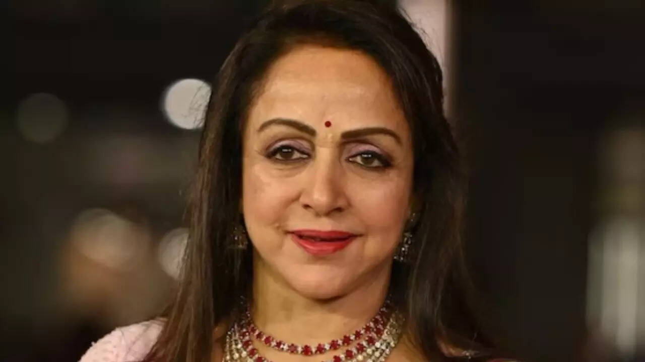 Hema Malini stayed at a haunted house before she married Dharmendra