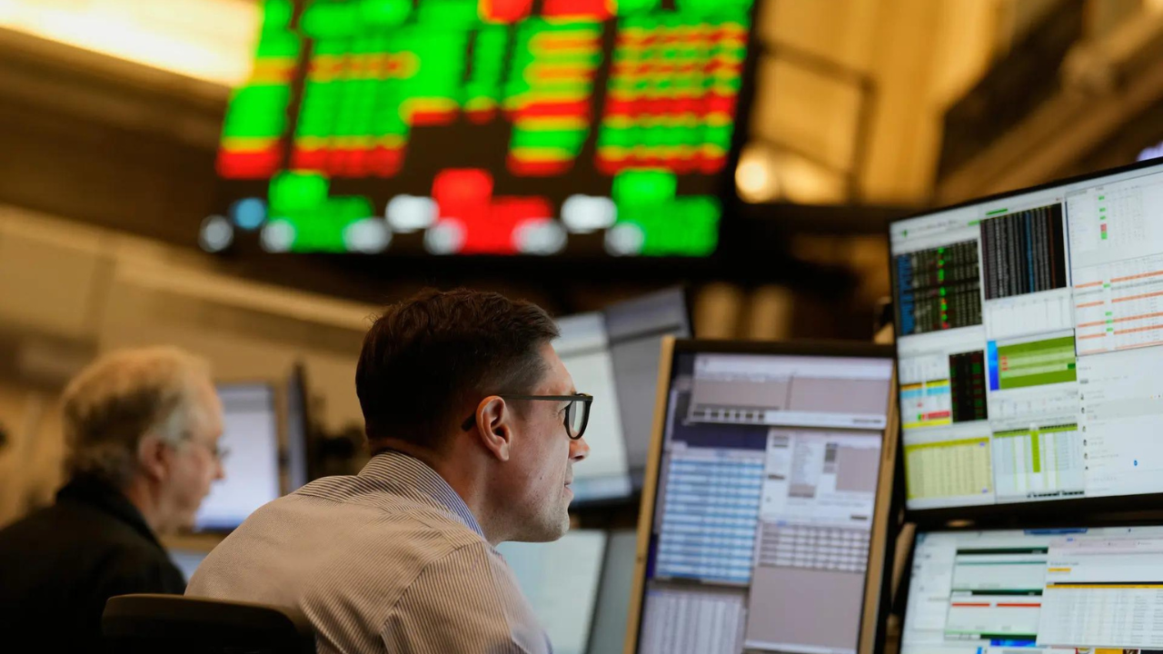 US stocks: Wall Street edges higher on tech, healthcare gains; investors eye key economic data