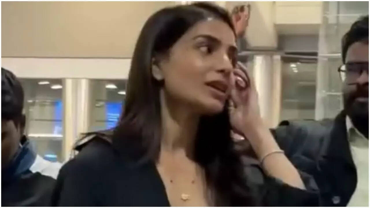 Samantha flaunts mangalsutra; gets snapped at airport: Watch