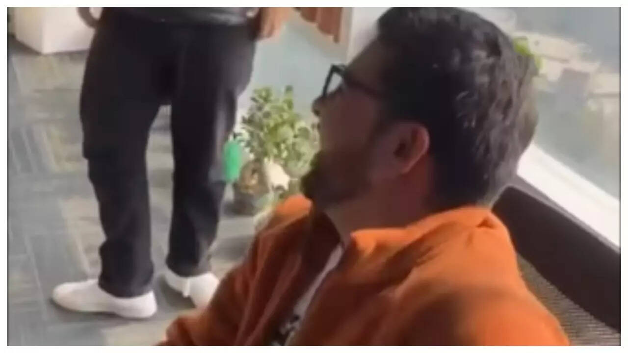 Manager brings food, but forgets laptop at home during office 'potluck', team shares hilarious reaction; internet calls him 'jackpot manager'