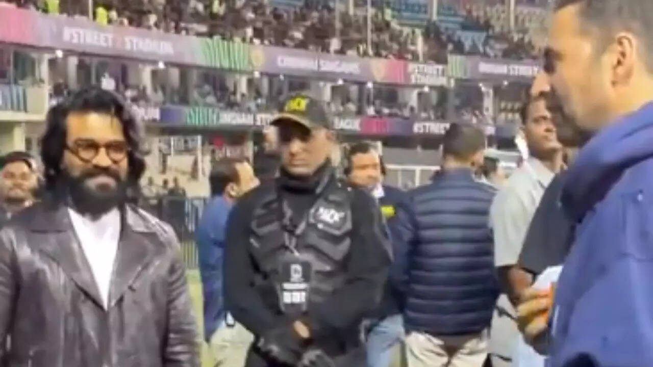 Akshay plays catch with Suriya and Ram Charan on the ground