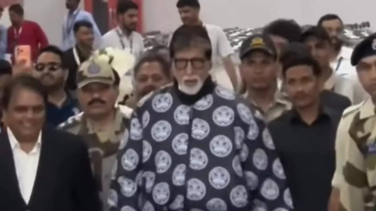 Amitabh Bachchan MOBBED by fans at Surat airport