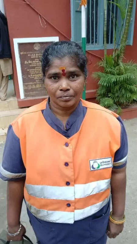 Sanitation worker hands over 45 sovereigns of gold