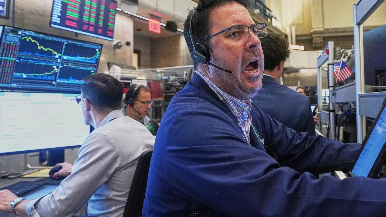 US markets today: Wall Street drifts lower as White House–Fed feud unnerves investors; dollar weakens, gold gains