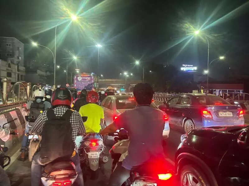 Congestion on, under Koyambedu flyover