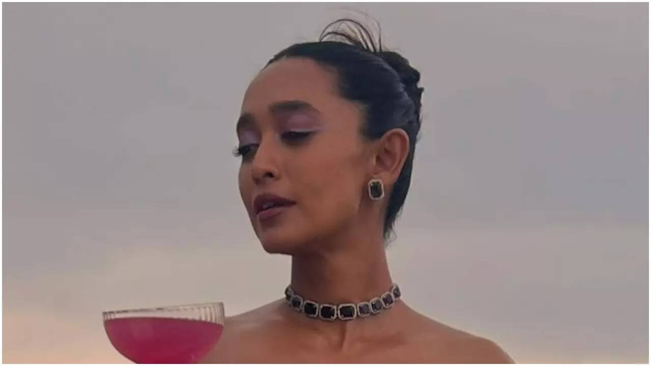 Sayani wore Rs 1.67 lakh metal dress in Four More Shots Please 4